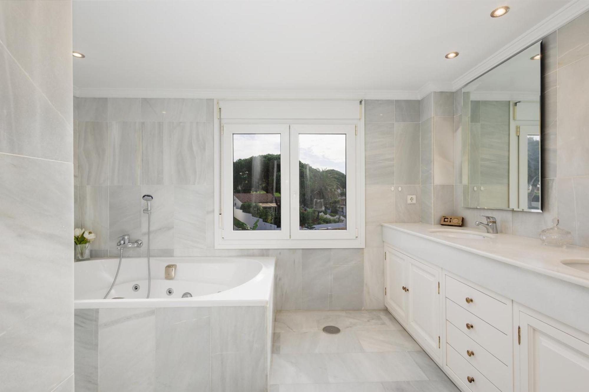 Dom wakacyjny 6 Bedroom Villa, With Heated Pool And Sea Views, Next To The Of Costabella