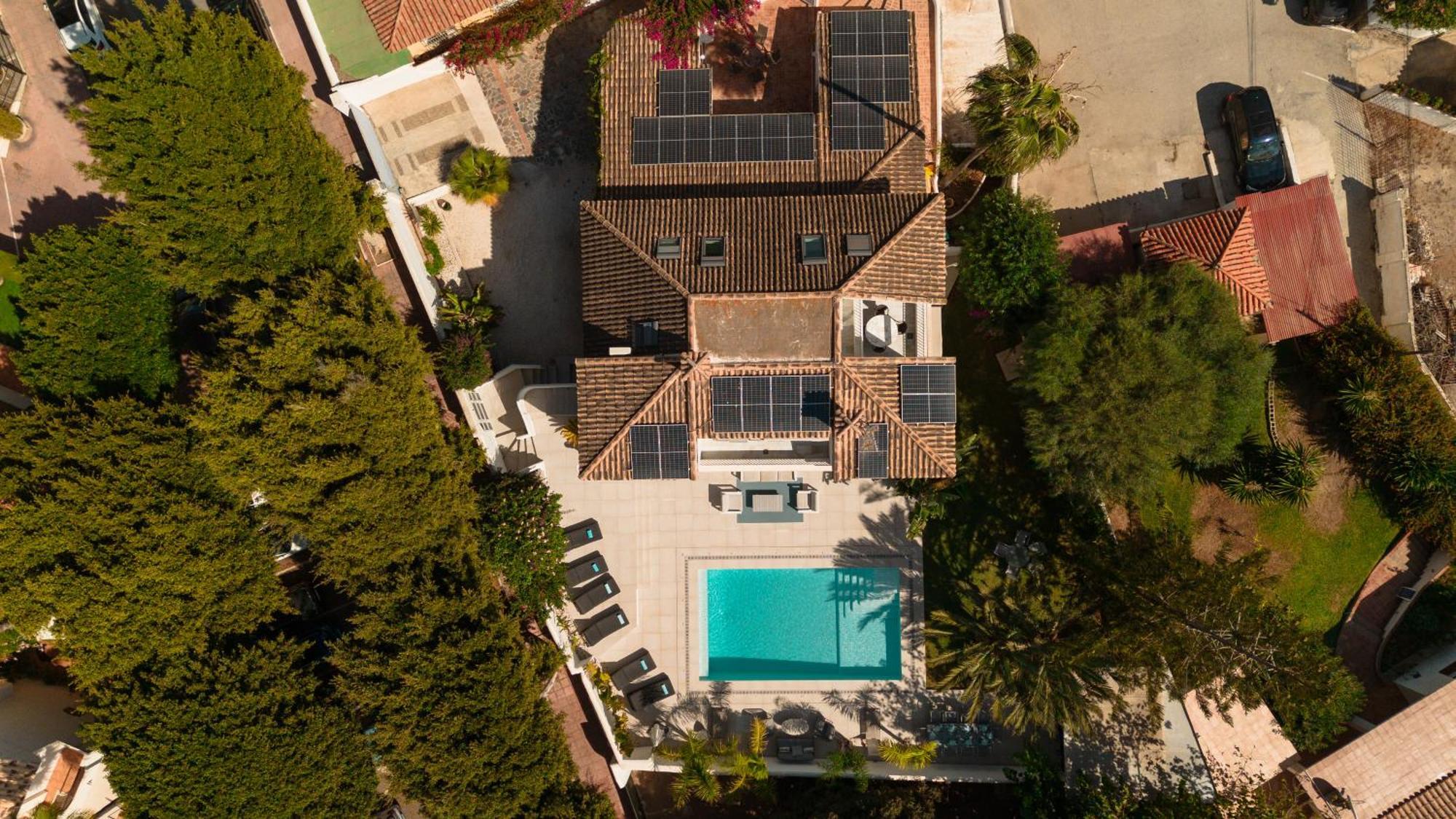 Dom wakacyjny 6 Bedroom Villa, With Heated Pool And Sea Views, Next To The Of Costabella Marbella