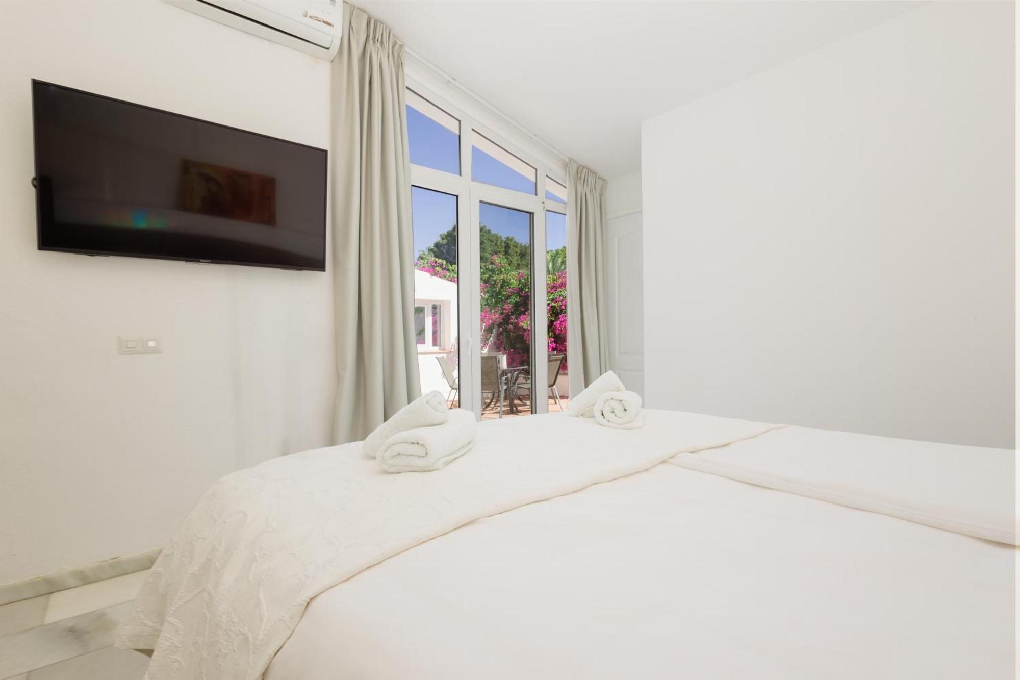 6 Bedroom Villa, With Heated Pool And Sea Views, Next To The Of Costabella Holiday home Marbella