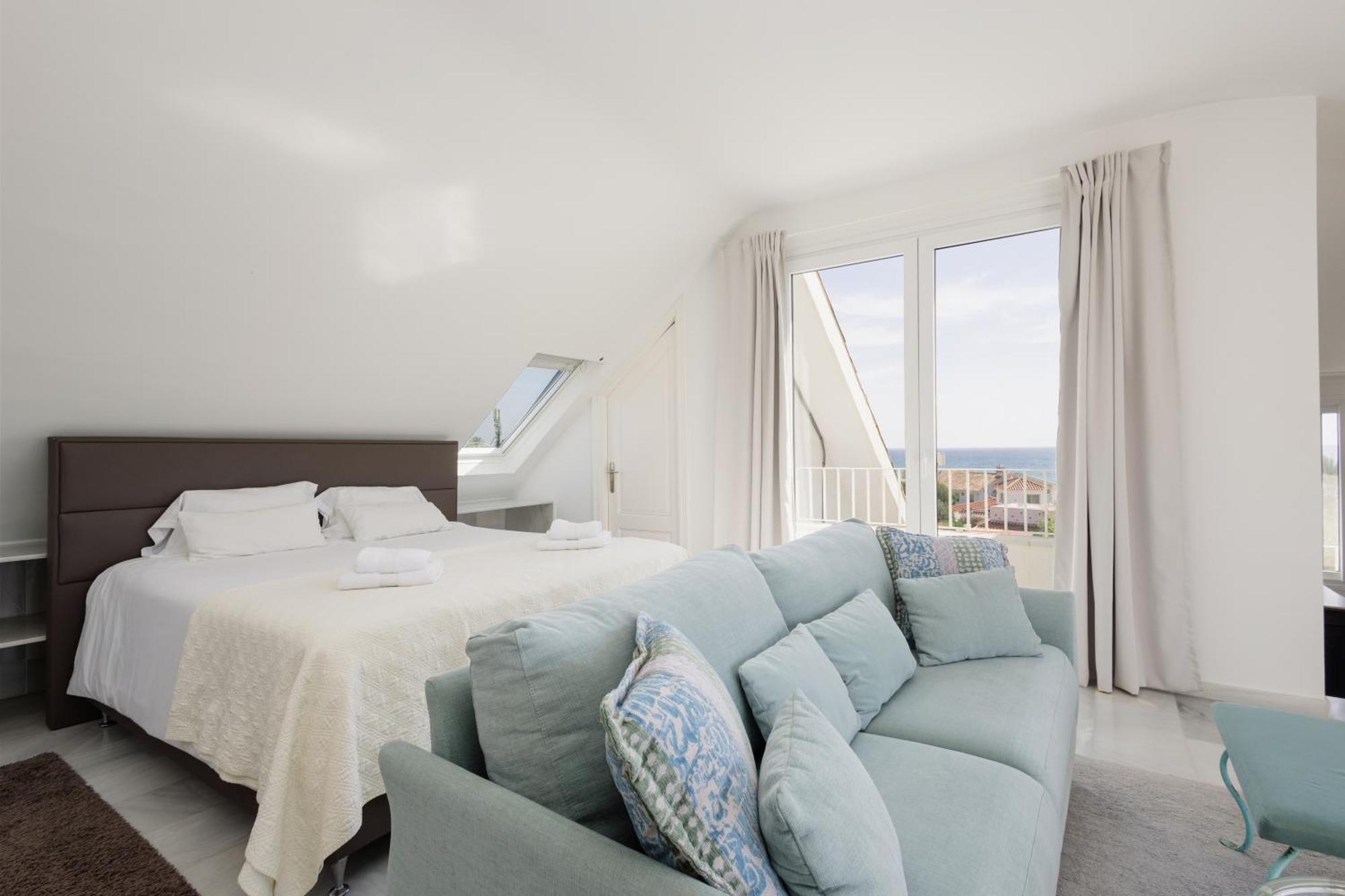 Holiday home 6 Bedroom Villa, With Heated Pool And Sea Views, Next To The Of Costabella Marbella