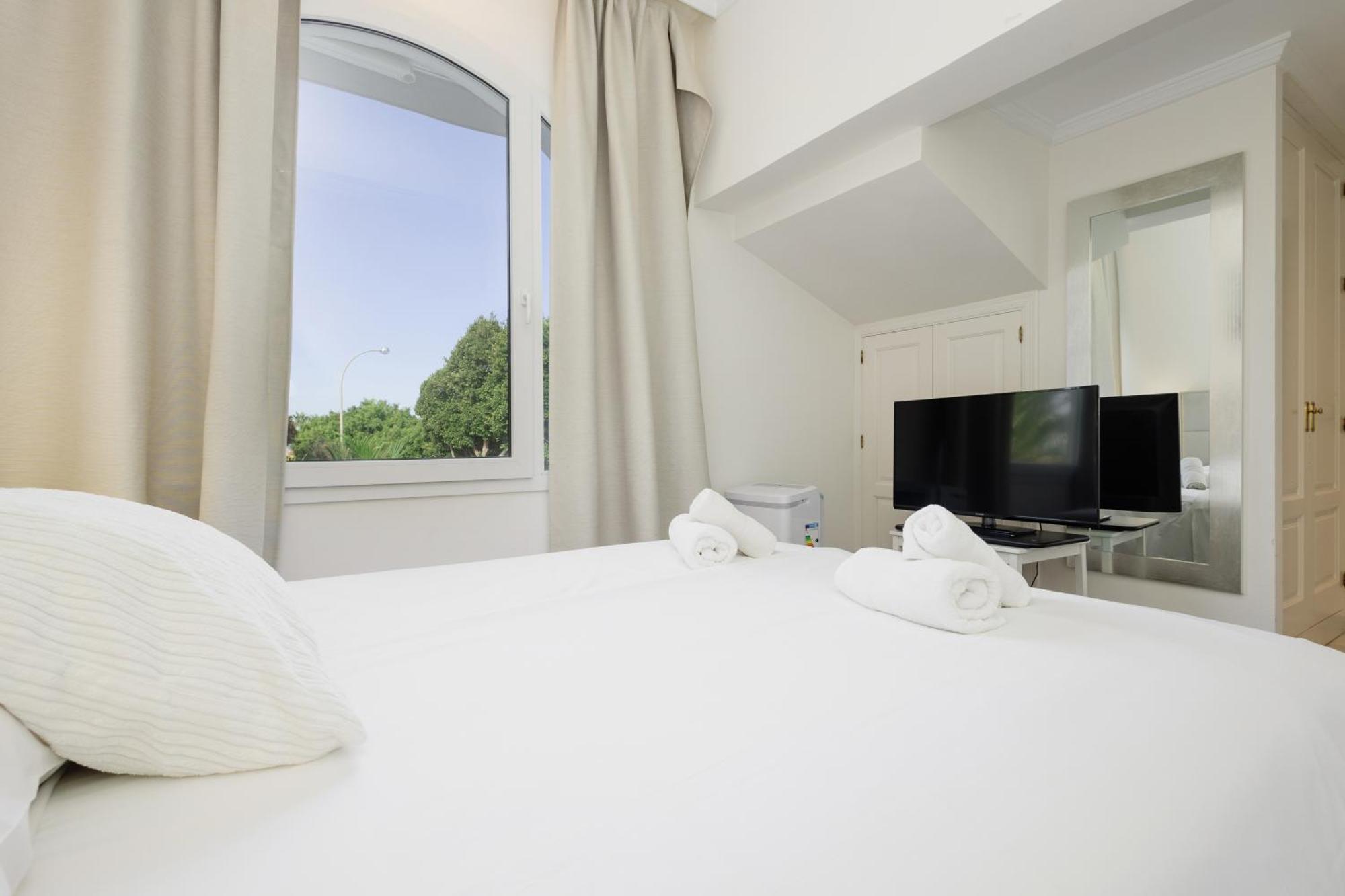 6 Bedroom Villa, With Heated Pool And Sea Views, Next To The Of Costabella Holiday home
