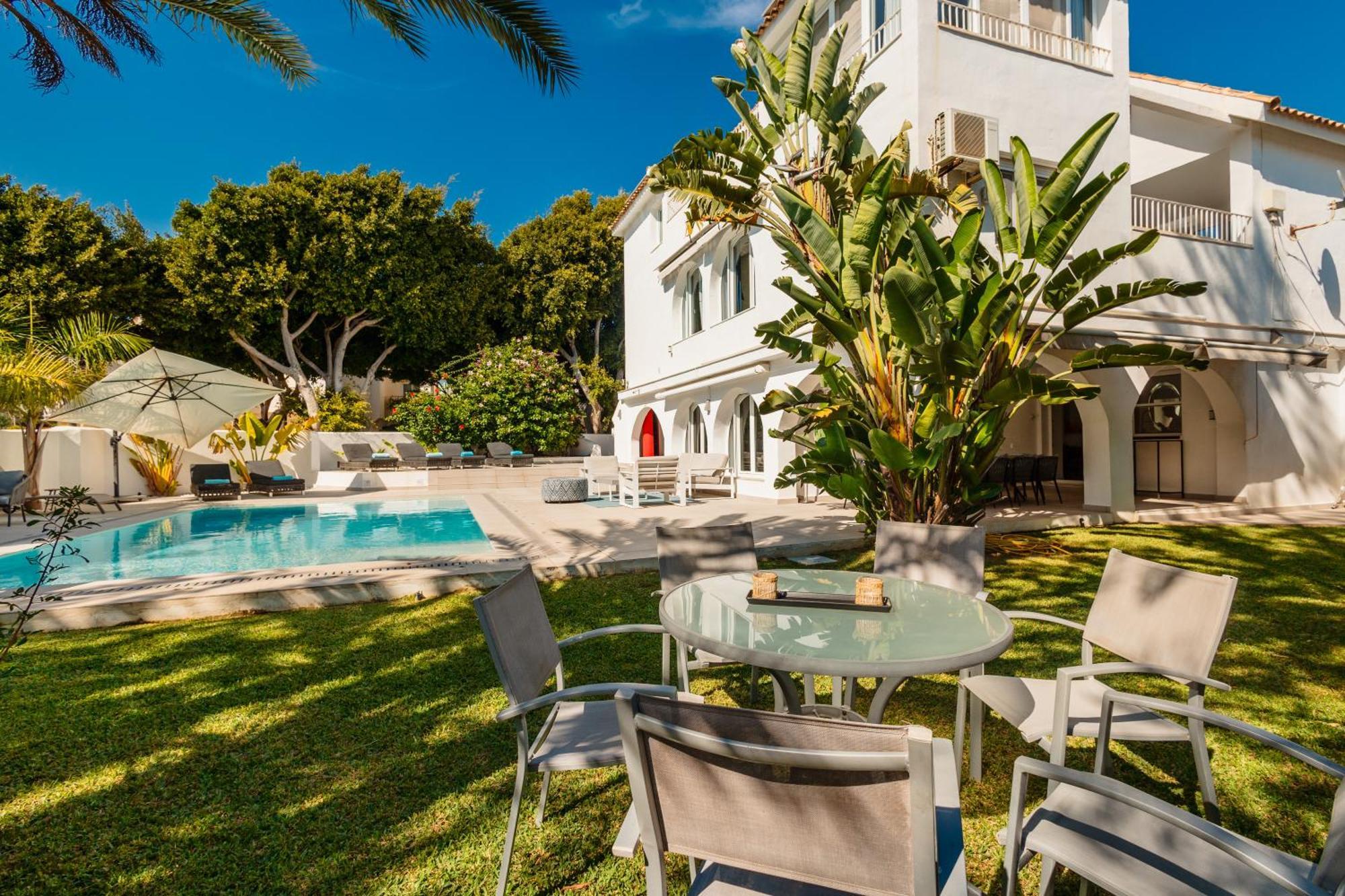 Holiday home 6 Bedroom Villa, With Heated Pool And Sea Views, Next To The Of Costabella *