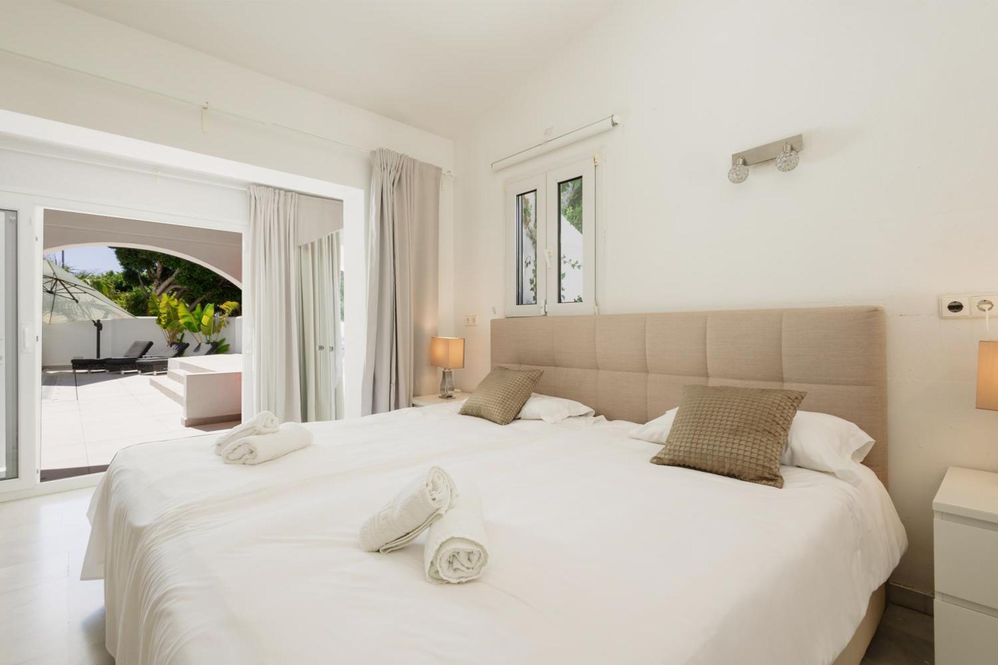6 Bedroom Villa, With Heated Pool And Sea Views, Next To The Of Costabella Casa de vacances