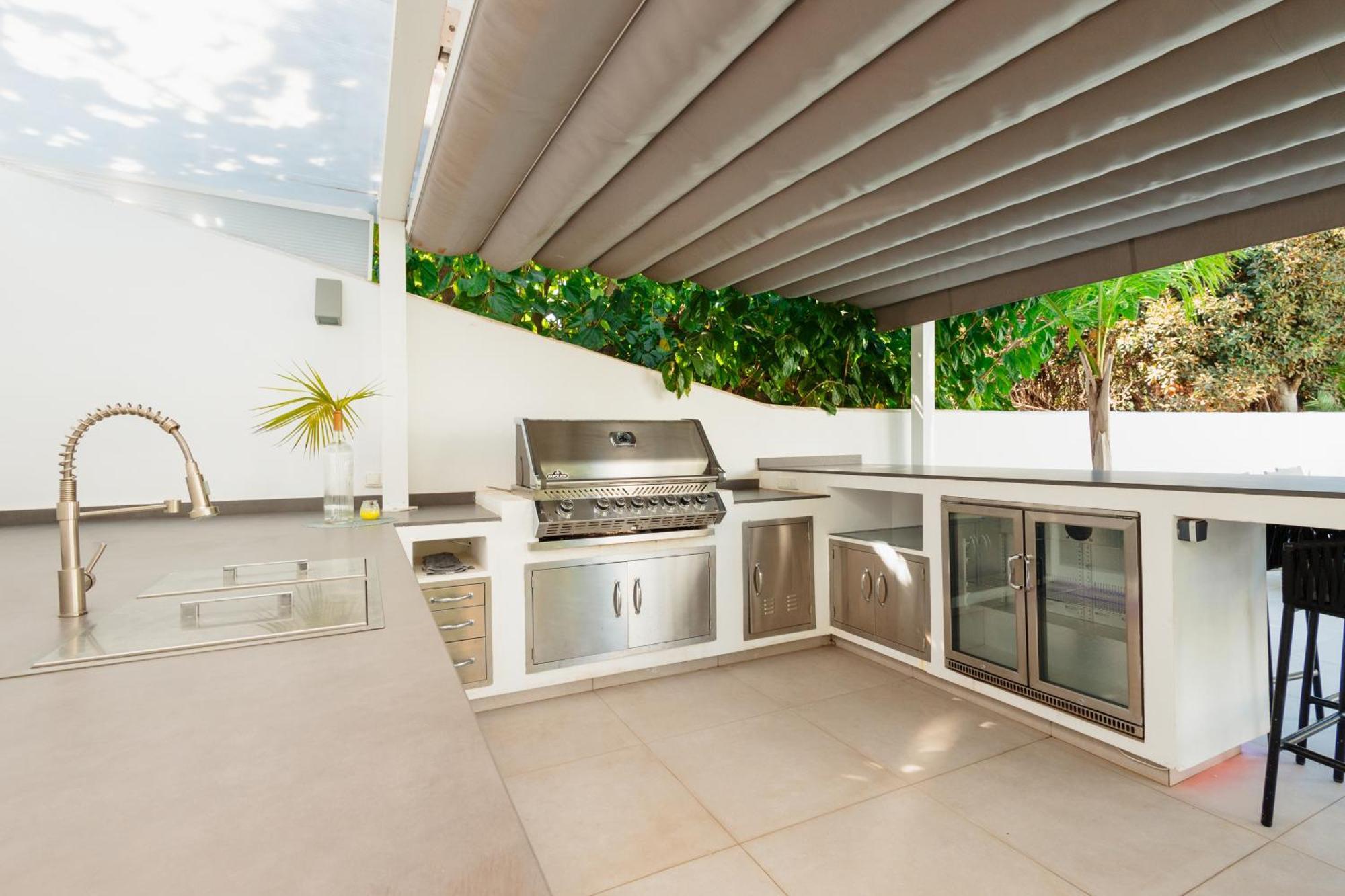 Casa de vacances 6 Bedroom Villa, With Heated Pool And Sea Views, Next To The Of Costabella