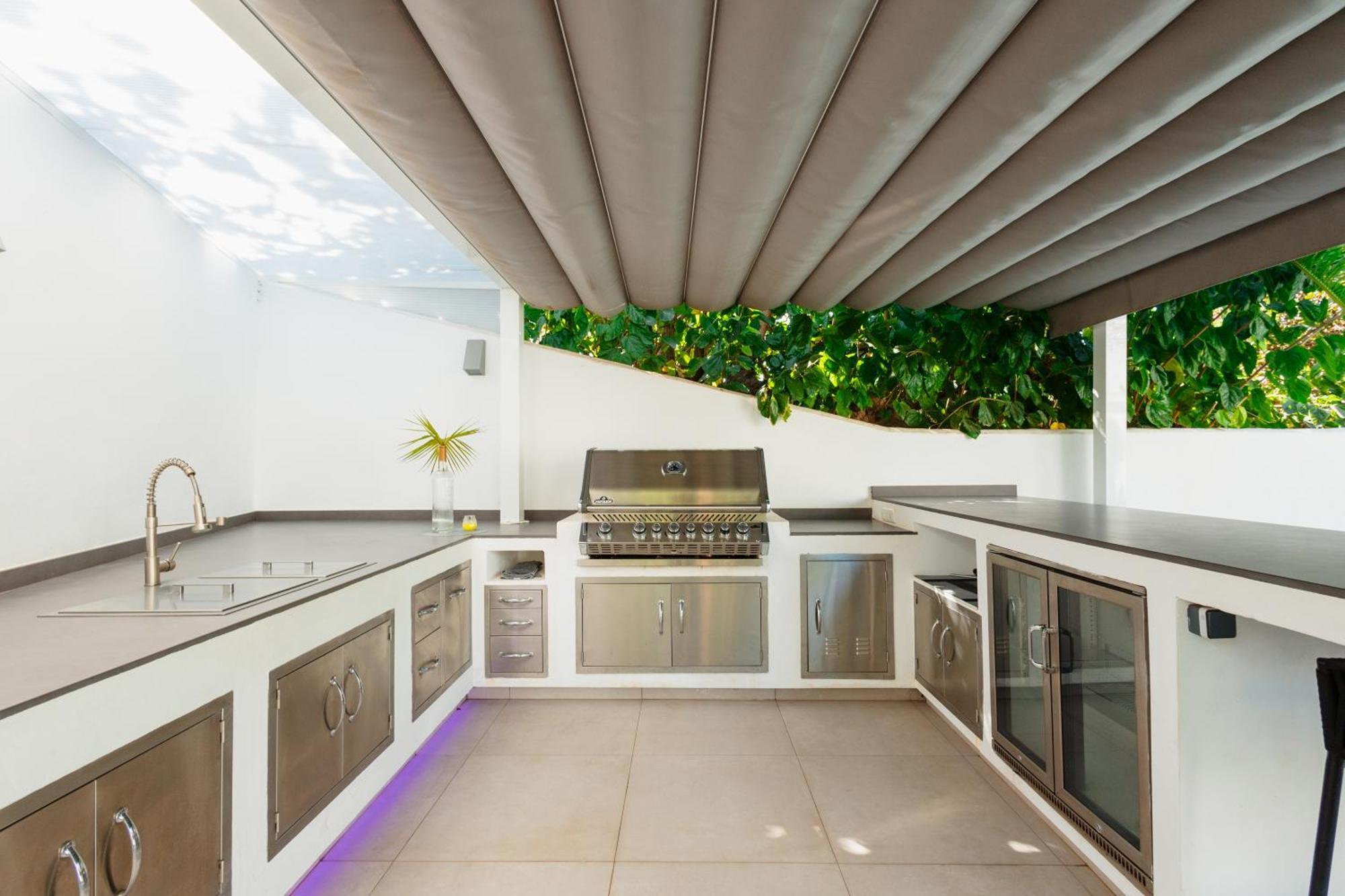 Casa de vacances 6 Bedroom Villa, With Heated Pool And Sea Views, Next To The Of Costabella