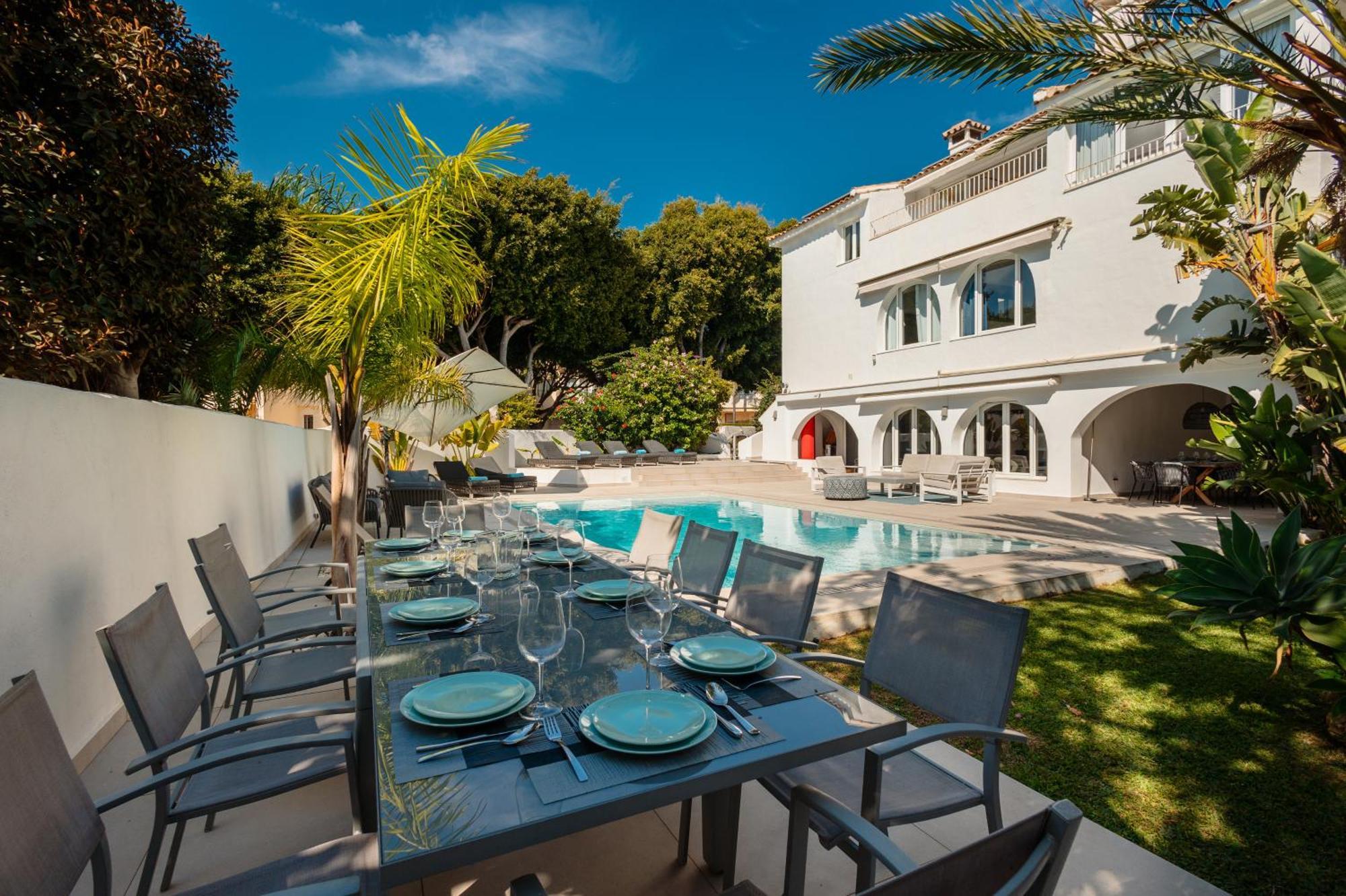 6 Bedroom Villa, With Heated Pool And Sea Views, Next To The Of Costabella Casa de vacances