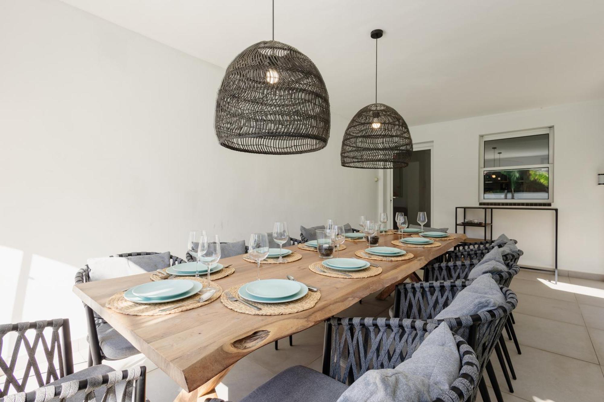 Casa de vacances 6 Bedroom Villa, With Heated Pool And Sea Views, Next To The Of Costabella Marbella
