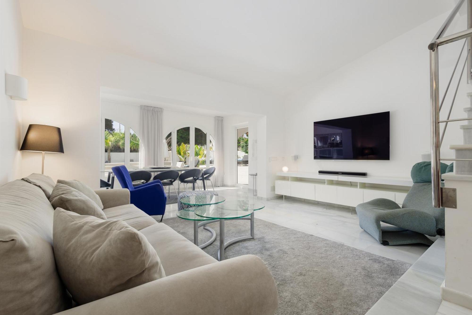6 Bedroom Villa, With Heated Pool And Sea Views, Next To The Of Costabella Casa de vacances Marbella