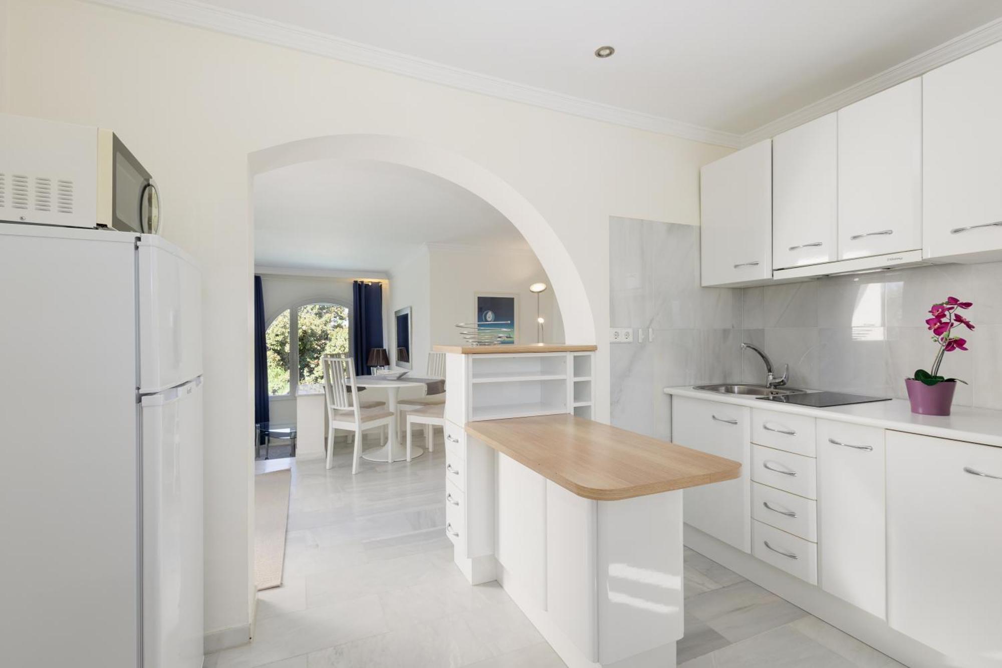Casa de vacances 6 Bedroom Villa, With Heated Pool And Sea Views, Next To The Of Costabella Marbella